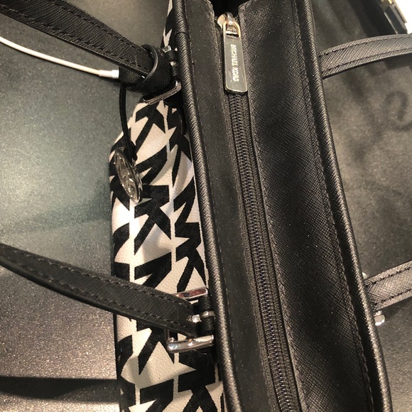 MICHAEL KORS lightly used bag in good condition. Black and off - white. - Picture 11 of 11